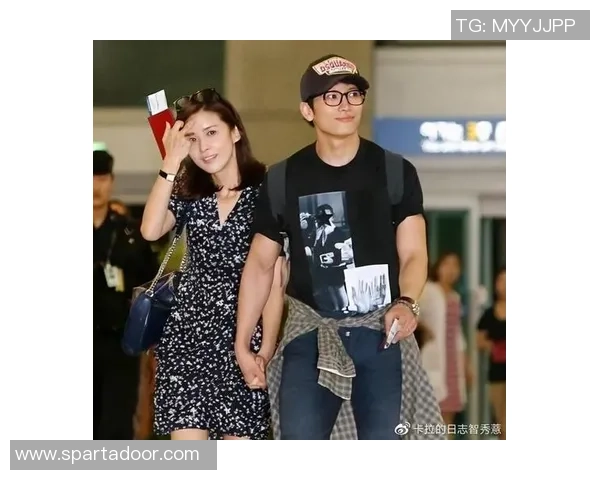 足球明星与爱妻甜蜜互动展现幸福生活引发网友热议